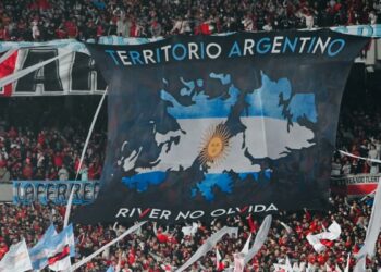 Argentina repudia a Conmebol por prohibir bandera de Malvinas en partido de Libertadores