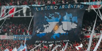 Argentina repudia a Conmebol por prohibir bandera de Malvinas en partido de Libertadores