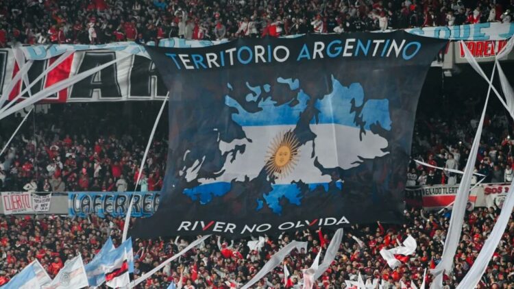 Argentina repudia a Conmebol por prohibir bandera de Malvinas en partido de Libertadores