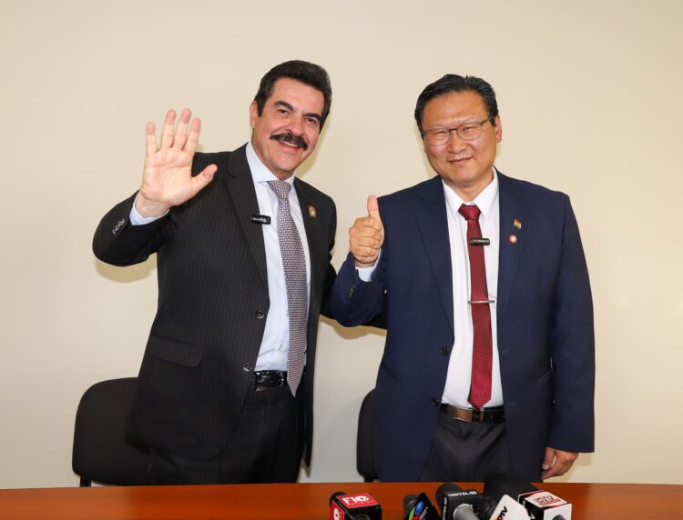 Manfred Reyes Villa y Chi Hyun Chung, el 18 de marzo.