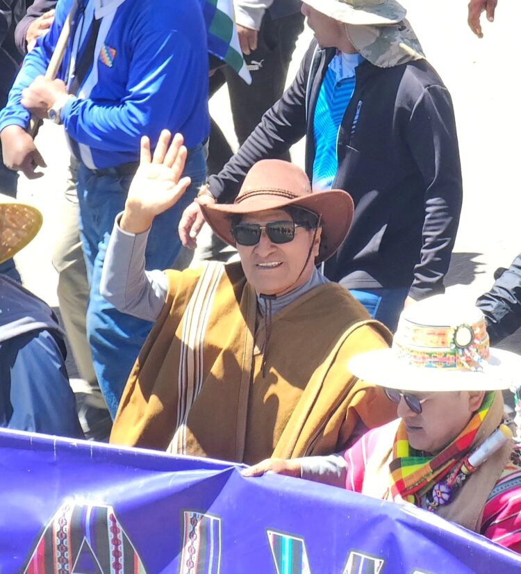 Evo Morales lidera la 'Marcha para salvar Bolivia', en Patacamaya, el viernes.