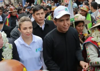 Mariana Prado y Andrónico Rodríguez, cuando acudieron al Tribunal Electoral, el 19 de mayo. Foto: APG