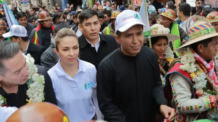 Mariana Prado y Andrónico Rodríguez, cuando acudieron al Tribunal Electoral, el 19 de mayo. Foto: APG