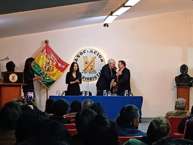 Carlos Mesa congratula a Mario Espinoza, el jueves en la Asociación de Periodistas de La Paz.