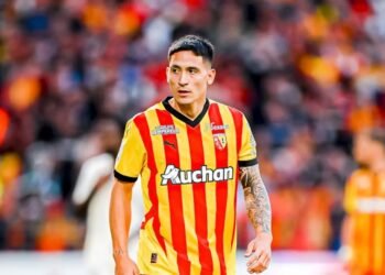 Atacante uruguayo Martín Satriano, operado de grave lesión en la rodilla