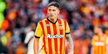 Atacante uruguayo Martín Satriano, operado de grave lesión en la rodilla
