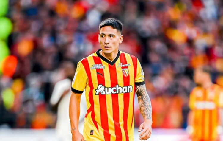 Atacante uruguayo Martín Satriano, operado de grave lesión en la rodilla