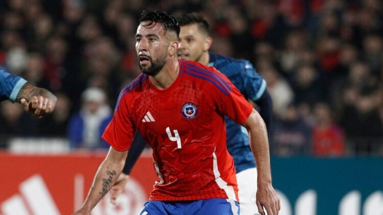 Mauricio Isla, de la ‘generación dorada’, vuelve a la Roja para enfrentar a Venezuela