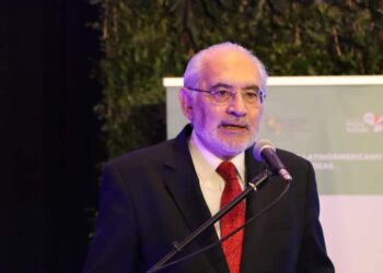 Carlos Mesa propone mejorar la inversión en educación en la región