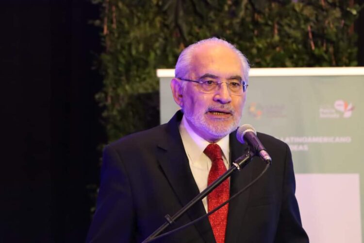 Carlos Mesa propone mejorar la inversión en educación en la región