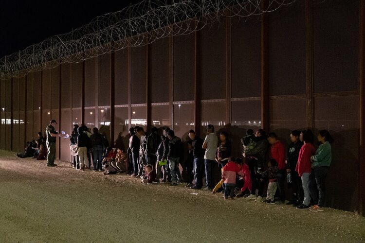 EEUU endurece las restricciones al asilo en frontera con México