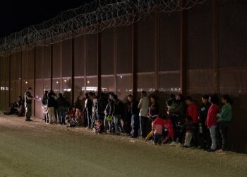 Migrantes en frontera de EEUU con México