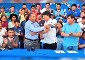 Eliseo Rodríguez, líder de FPV, y Evo Morales se abrazan al término de la alianza.