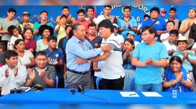 Eliseo Rodríguez, líder de FPV, y Evo Morales se abrazan al término de la alianza.