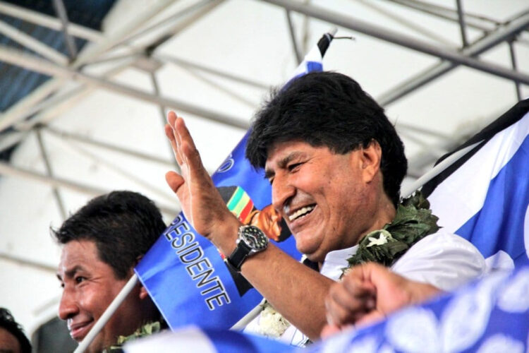 Evo Morales saluda a sus adherentes en un ampliado en Lauca Ñ.
