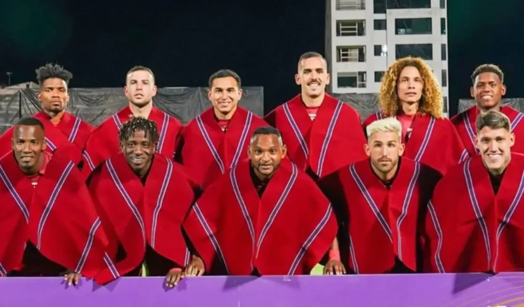 Smoking y ponchos, peculiar identidad del fútbol de Ecuador