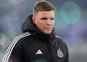El DT del Newcastle Eddie Howe padece una neumonía