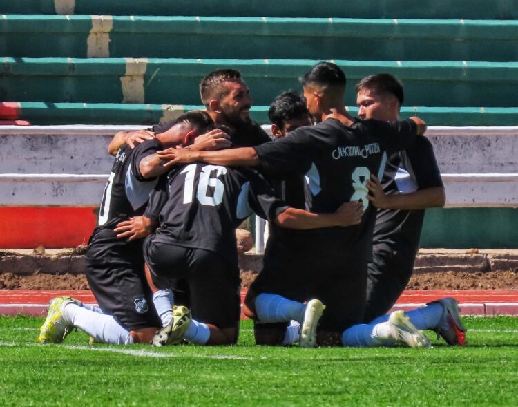 Nacional Potosí golea en Sucre y va por FCU