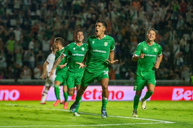 Banfield arrasa a Newell’s y manda en el torneo Apertura argentino
