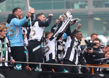 Una marea de hinchas aclama al Newcastle por ganar la Copa de la Liga