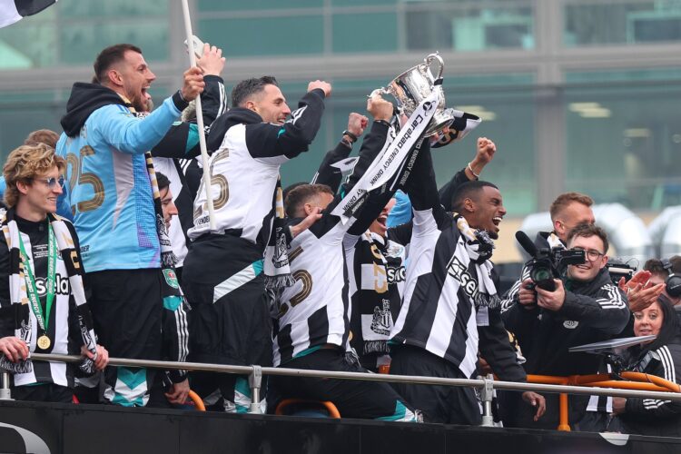 Una marea de hinchas aclama al Newcastle por ganar la Copa de la Liga