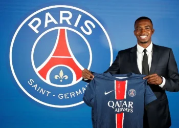 Pacho, del PSG, lidera la nómina de Ecuador ante Brasil y Perú