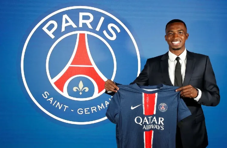 Pacho, del PSG, lidera la nómina de Ecuador ante Brasil y Perú