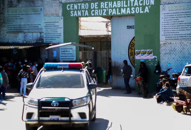 Luego de una pelea entre reos, una requisa Palmasola halla armas blancas y celulares