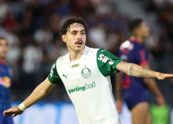 Palmeiras gana al Bragantino y se escapa al frente del Brasileirão