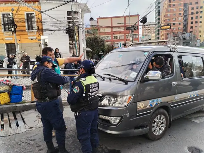 La Guardia Municipal realiza el control del costo del pasaje. FOTO: GAMLP