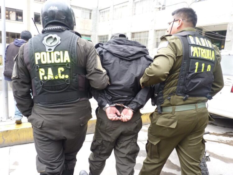 La Policía da de baja a uniformado por su 'estrecha' vinculación con un recluso.