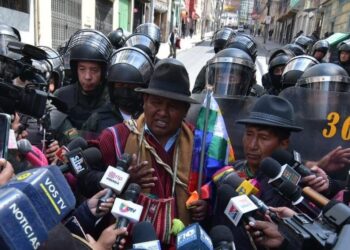 Tras acuerdo con la Policía, Ponchos Rojos repliegan su marcha para no entrar en confrontación