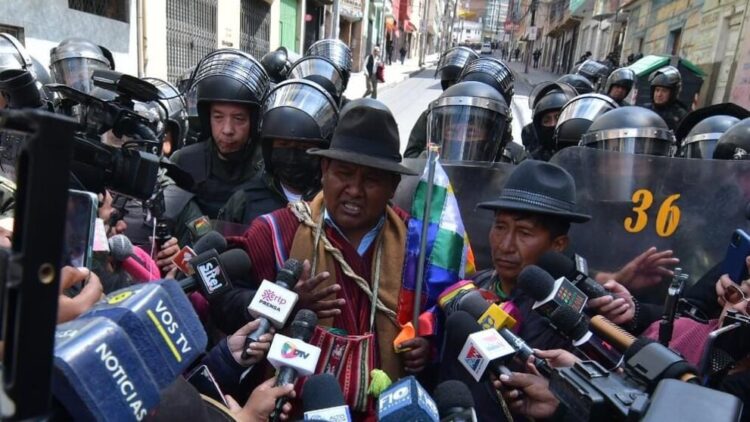 Tras acuerdo con la Policía, Ponchos Rojos repliegan su marcha para no entrar en confrontación