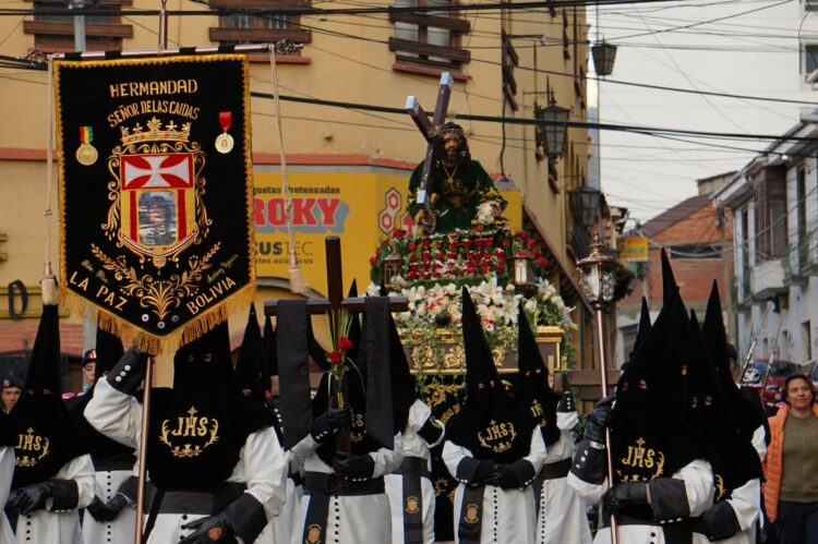 Con procesiones y misas se vivió el Viernes Santo en el país
