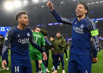 PSG tiembla en Villa Park pero alcanza semifinales de Champions