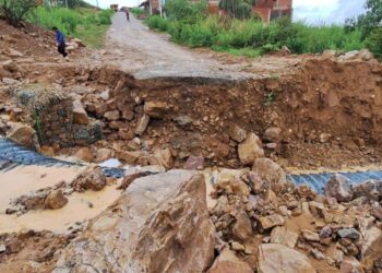 Tras fuertes lluvias cae un puente en Cochabamba