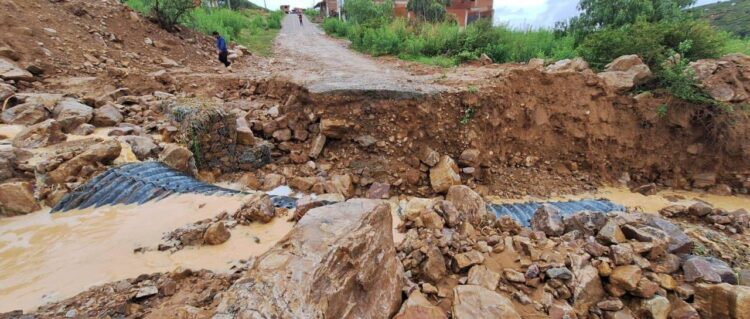 Tras fuertes lluvias cae un puente en Cochabamba
