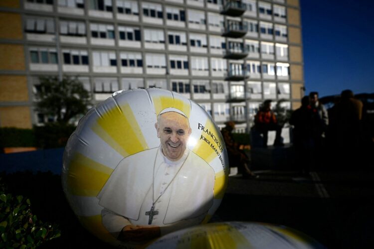 Los fieles oran por el papa Francisco en distintas partes del mundo, como en Roma.