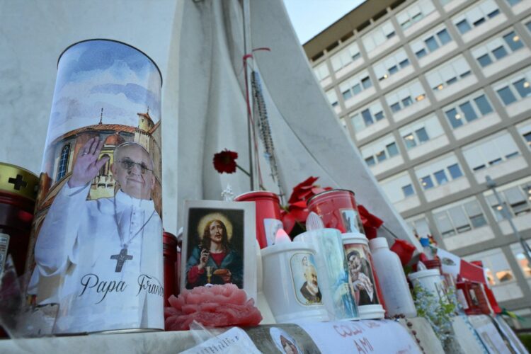 Oraciones de los fieles del papa Francisco en la estatua de Juan Pablo II frente al Hospital Universitario Gemelli.