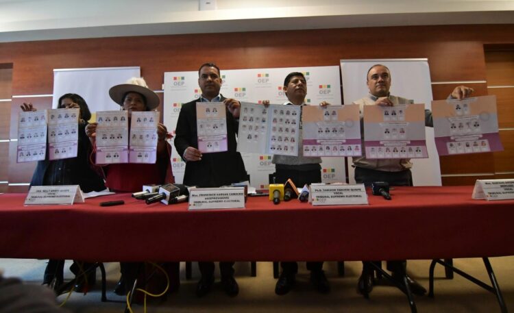 El día que los vocales del TSE presentaron el diseño de las papeletas de las elecciones judiciales.