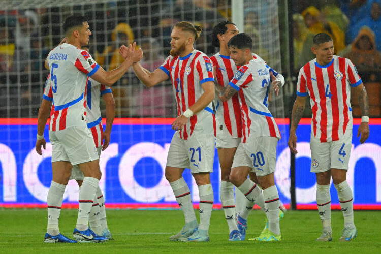 Los jugadores de Paraguay se saludan terminado el partido en Quito.