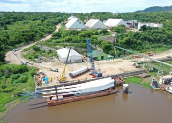 Avanza la descarga de torres para el Parque Eólico Warnes II en Puerto Jennefer