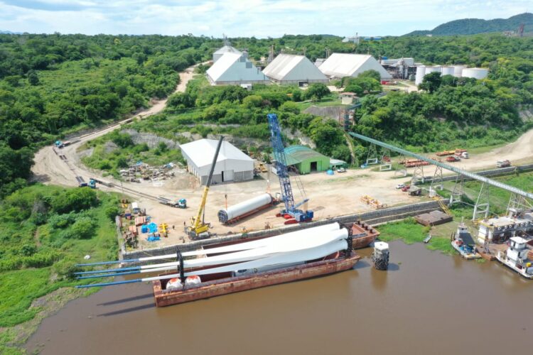 Avanza la descarga de torres para el Parque Eólico Warnes II en Puerto Jennefer