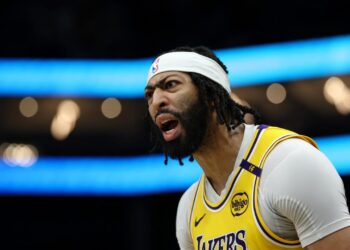 Lakers encadenan cuarta victoria con un colosal Davis y Rockets toman Boston