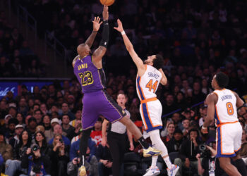 LeBron propulsa a los Lakers con un triple doble en el Madison