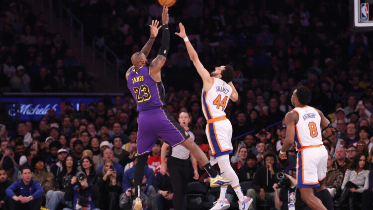 LeBron propulsa a los Lakers con un triple doble en el Madison