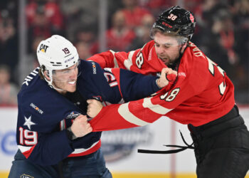 Abucheos al himno y peleas en un eléctrico duelo de hockey entre EEUU y Canadá
