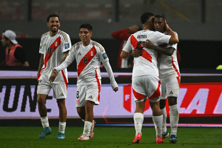 Perú vence a Uruguay y deja último a Chile