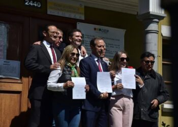 Jorge Quiroga y sus aliados muestran el registro de la alianza Libre, el miércoles.