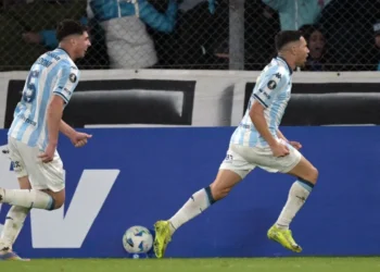 Una ‘Maravilla’ de Martínez deja a Racing primero en Grupo E de Libertadores